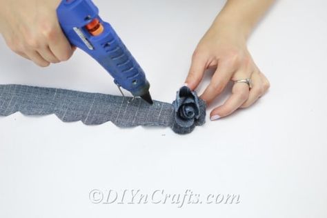 How to Make Beautiful Flowers Out of Old Jeans - Did you know you can create beautiful flowers out of an old pair of jeans and turn them into a rustic centerpiece? Find out how to do it. Denim Flowers Diy How To Make, Ramdan Mubarak, Denim Rag Quilt, Rustic Centerpiece, Denim Bag Diy, How To Make Rose, Making Fabric Flowers, Denim Crafts Diy, How To Tie Ribbon