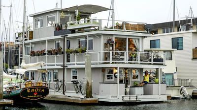 Beautiful house boat in Marina del Rey. http://www.latimes.com/home/la-lh-0824-houseboat_remodel-pictures-photogallery.html Houseboat Remodel, Boat House Interior, Houseboat Living, Porch Paint, Working Boat, Budget Design, U Shaped Kitchen, Tiny House Movement, Floating House