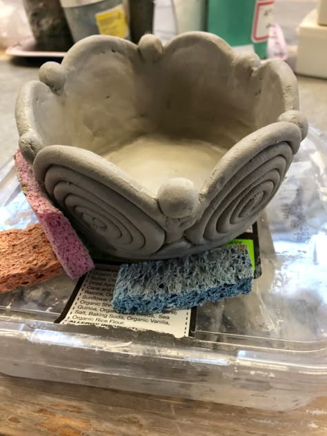 Coil Work In Clay, Coil Pottery Bowl, Coil Pots Ideas Easy, Coil Bowl, Clay Workshop, Clay Pinch Pots, Pretty Pottery, Coil Pottery, Sculpture Ideas