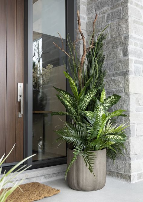 Outdoor tall arrangement of cedar and plants - Décors Véronneau Pot Plants Front Door, Entrance Plants Outdoor Front Doors, Indoor Planter Box Ideas House Plants, Foyer Plants Entrance, Front Door Plants Pots Entrance, Balcony Flowers Ideas, Front Door Pots Plants Entrance, Front Door Planter Ideas Entrance, Pots Front Door