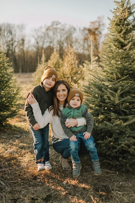 Christmas Tree Outfit Ideas, Family Pictures Christmas Tree Farm, Outdoor Christmas Tree Photoshoot, Family Christmas Pictures Older Kids, Christmas Tree Farm Photo Shoot Props, Christmas Tree Mini Session, Sister Christmas Photoshoot, Christmas Tree Farm Photo Shoot Outfits, Christmas Tree Photoshoot Family