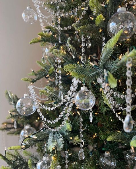 Glass Teardrop Christmas Tree, Clear Glass Ornament Tree, Clear Christmas Tree Ornaments, Clear Tree Ornament Ideas, Diy Silver Ornaments, Crystal Decorated Christmas Trees, Cristal Ornaments Christmas Tree, Snowflake Theme Christmas Tree, Glass Icicles Christmas Tree