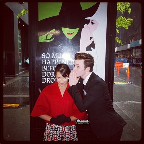 Lea Michele and Chris Colfer filming in New York, recreating the Wicked poster! Glee Memes, Rachel And Finn, Lea Michelle, Glee Club, Rachel Berry, Naya Rivera, Cory Monteith, Chris Colfer, Glee Cast