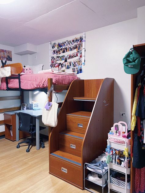 How to set up brumby dorm at uga (what to get) Uga Dorm Room, Uga Dorm, Dorm 2023, Lofted Dorm Beds, Freshman Dorm, Dorm Inspo, Dorm Room Designs, Pinterest Contest, Dorm Ideas