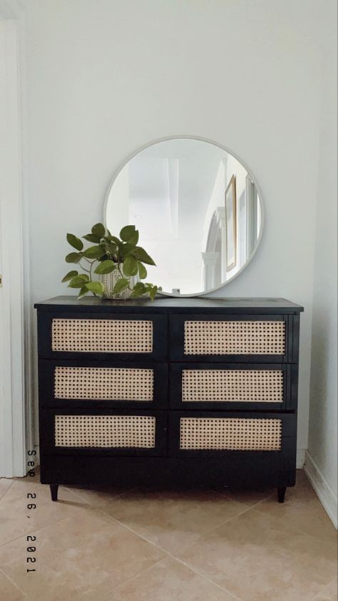 Wicker Dresser Makeover, Bohemian Dresser, Console Diy, Mirror Collage, Wicker Dresser, Dresser Redo, Plants Diy, Diy Dresser Makeover, Furniture Flip