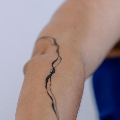 • T a t t o o B y M e g • on Instagram: "Abstract freehanded arm wrapping line tattoo to represent olive tree branches & roots for the incredible @__courtneyhope 🖤 want to do these abstract line pieces every day!" Abstract Tree Tattoo, Roots Tattoo Ideas, Root Tattoo, Tree Roots Tattoo, Roots Tattoo, Around Arm Tattoo, Wrap Around Tattoo, Branch Tattoo, Matching Couple Tattoos