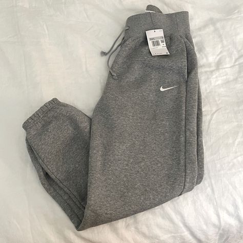 New With Tags Size Xs Nike Joggers Outfit Women, Nike Phoenix Fleece, Joggers Outfit Women, Grey Nike Sweatpants, Oversized Sweatpants, Nike Set, Cute Sweatpants, Color Combos Outfit, Cute Nike Outfits