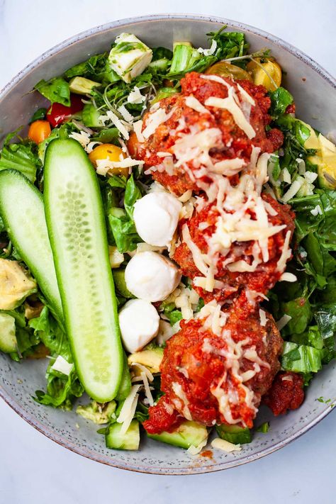 This Italian meatball salad is a great way to turn leftover meatballs into a whole new dish. It's low carb, high in flavors, and so easy to prepare. Meatballs And Salad, Salad With Meatballs, Meatball Salad Recipes, Easy Mediterranean Dinner, No Oven Dinners, Mediterranean Dinner Recipes, Dinners For Summer, Meatball Salad, Easy Summer Dinner Ideas