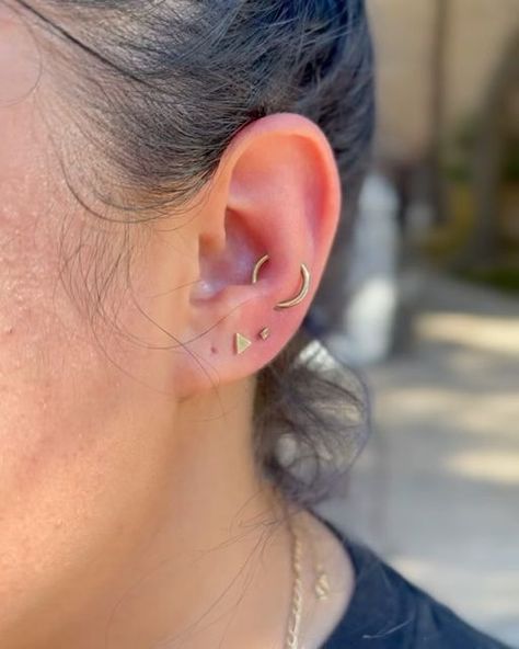 Holly✨Rachel on Instagram: "So pleased with how this Snug Orbital healed out! Swipe for happily healed today vs the original piercing performed 2.5 years ago - ring was installed 1 year ago after an 18 month heal in a pair of curved barbells. What an honor to work with dedicated clients who trust the process 🥰🙏🏼🥹 • • • #tatsactopiercing #woundshaping #orbitalpiercing #snugorbital #sacramentopiercing #pokedbythehollydoll" Curved Industrial Piercing, Ear Piercing Mapping Ideas, Snakebite Ear Piercing, Double Daith Piercing, Snug Ear Piercings, Surface Tragus Piercing, Ušný Piercing, Piercings Oor, Piercing Snug