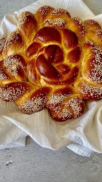 Sivan's Kitchen on Instagram: "RECIPE BELOW ⬇️ Final Shabbat of 2022 to bless over a round challah ✨ It is customary to eat round challahs from Rosh Hashana up until Hoshana Rabbah. The seventh day of Sukkot is called Hoshana Rabbah, and is considered the final day of the divine “judgment” in which the fate of the new year is determined. It is the day when the verdict that was issued on Rosh Hashanah and Yom Kippur is finalized 🤍 To make this beautiful round challah, you’ll need 9 balls of 10 Challah Aesthetic, Sivan's Kitchen, Rosh Hashana Recipes, Round Challah, Rosh Hashana, Yom Kippur, Sukkot, Rosh Hashanah, Challah