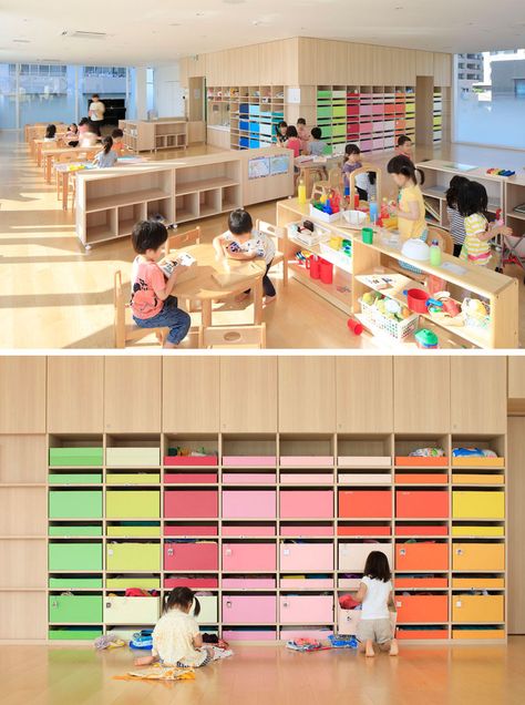 In the main nursery room in this modern kindergarten, 200 colorful boxes in 25 colors are lined up on the wall, allowing each child to know which color belongs to them and where they can keep their personal items.   emmanuelle moureaux architecture + design have recently completed Creche Ropponmatsu, a new kindergarten located in a residential area in Fukuoka city, Japan. Modern Kindergarten, Kindergarten Building, Kindergarten Classroom Design, Kindergarten Architecture, Kindergarten Interior, Preschool Designs, Classroom Interior, Daycare Design, Kindergarten Design