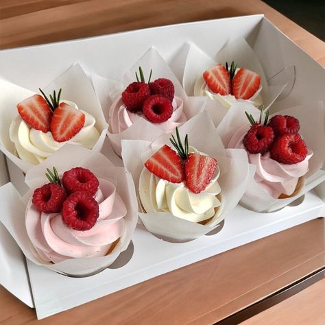 Strawberry Cream Cheese Cupcakes, Strawberry Cream Cupcakes, Strawberry Birthday Food, Small Desert Ideas, Birthday Deserts Ideas, Pretty Dessert Recipes, Cupcakes With Pipettes, Sweet Party Snacks, Cute Desert Ideas