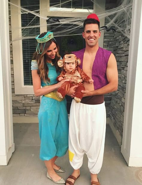 Calling All Families of 3: We Have 34 Halloween Costume Ideas You'll Want to Steal Aladdin And Abu, Family Costumes For 3, 3 People Halloween Costumes, Matching Family Halloween Costumes, Carnaval Make-up, Halloween Costume Couple, Family Themed Halloween Costumes, Halloween Costume Inspiration, Meme Costume