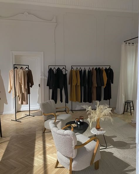 Minimalist Boutique, Clothing Showroom, Butik Design, Office Showroom, Store Interior Design, Showroom Inspiration, Design Studio Workspace, Fashion Showroom, Retail Store Interior Design