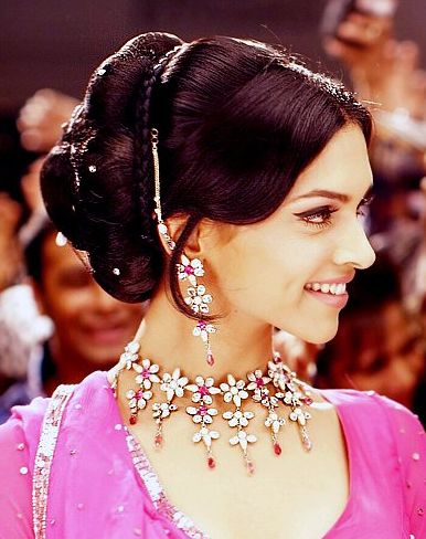 Hairstyles Inspired By Deepika Padukone_ The Retro Hairdo. Read more http://fashionpro.me/15-amazing-hairstyles-inspired-deepika-padukone-30pics/2 Deepika Hairstyles, Deepika Padukone Hair, Bollywood Retro, Dipika Padukone, Bollywood Theme, Deepika Padukone Style, Om Shanti, Retro Bollywood, Bollywood Hairstyles