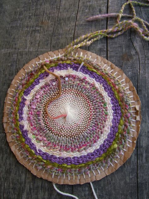 Circular weaving Circular Weaving, Weaving Tutorial, Weaving Projects, Handspun Yarn, Weaving Art, Loom Weaving, Tapestry Weaving, Loom Knitting, Weaving Techniques