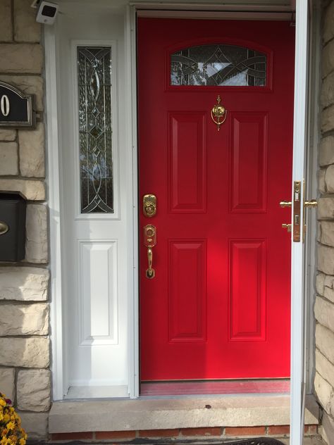 Perfect red door! I used Sherwin Williams in heartthrob and I'm in love with my new door! #reddoor #door #sherwinwilliams Deur Makeover, Painted Exterior Doors, Exterior Door Colors, Red Doors, Yellow Front Doors, Red Paint Colors, Best Front Doors, Green Front Doors, Red Front Door