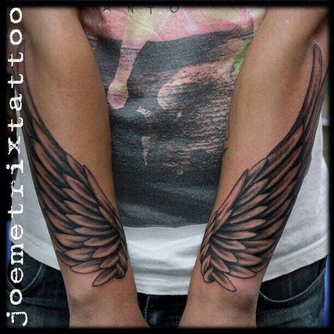 Cool Herz Tattoo, Wing Tattoo Designs, Angel Wings Tattoo, Wing Tattoo, Парные Тату, Geniale Tattoos, Celtic Tattoos, Memorial Tattoos, Wings Tattoo