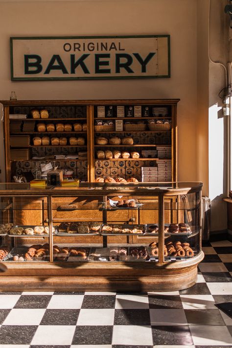 Carnicerias Ideas, Boutique Patisserie, Rustic Bakery, Bread Display, Vintage Bakery, Bakery Shop Design, Bakery Store, Bakery Interior, Bakery Design Interior