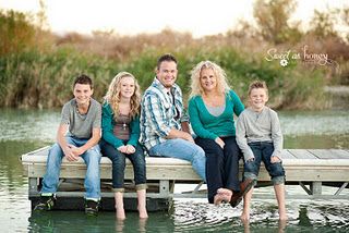 Family Holiday Pictures, Fam Photos, Summer Family Pictures, Lake Photoshoot, Lighting Photography, Summer Family Photos, Fall Family Photo Outfits, Family Picture Poses, Family Pic