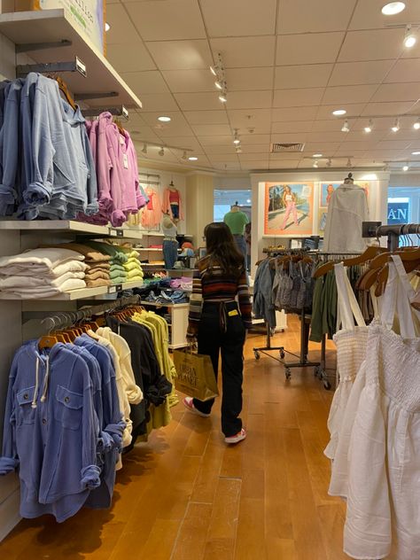 American Eagle Store Aesthetic, Hnm H&m Store, Retail Aesthetic Job, American Eagle Aesthetic, American Eagle Store, Aries Aesthetic, Aesthetic Sun, Shopping Aesthetic, American Eagle Outfits