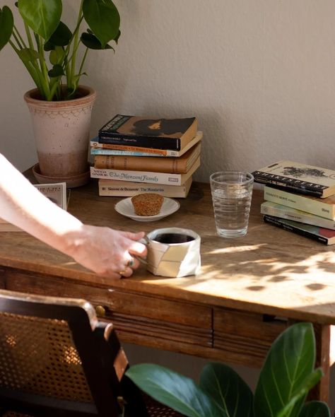 Coffee, table, books, aesthetic photos Willa Cather, Chambre Inspo, Deco Studio, My Mood, Caravaggio, Coffee And Books, Slow Living, Book Aesthetic, Coffee Time