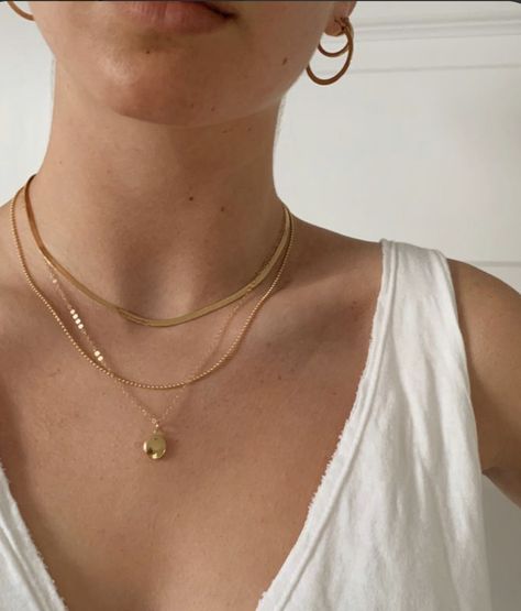 Minamilistic Jewelry, Necklace Aesthetic Gold, خواتم خطوبة, Necklace Aesthetic, Lucky Charm Necklace, Stacked Necklaces, Golden Jewelry, Dope Jewelry, Classy Jewelry