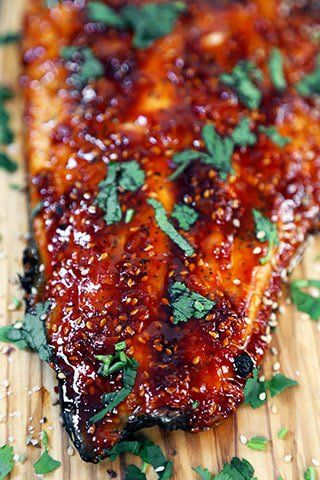 Oven Baked Salmon Recipes, Honey Sriracha Sauce, Salmon Recipes Baked Healthy, Baked Salmon Recipe, Fish Recipes Baked, Honey Salmon, Oven Baked Salmon, Butter Salmon, Fish Recipes Healthy