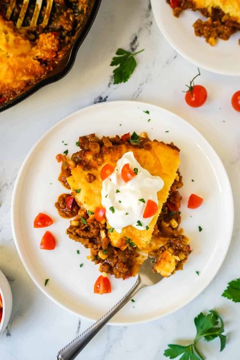 This Easy Jiffy Tamale Pie is a simple, super flavorful one-pan meal! A delicious mixture of meat, veggies and enchilada sauce is topped with an easy, cheesy cornbread (from Jiffy mix!), then baked until golden brown. Pile on your favorite toppings and enjoy! This dish can also be made ahead and frozen and is perfect for busy weeknights! Tamale Pie With Jiffy Cornbread, Jiffy Tamale Pie, Cornbread Casserole Jiffy, Tamale Pie Casserole, Easy Tamales, Tamale Pie Recipe, Cheesy Cornbread, Leftover Cornbread, Cornbread Recipe Sweet