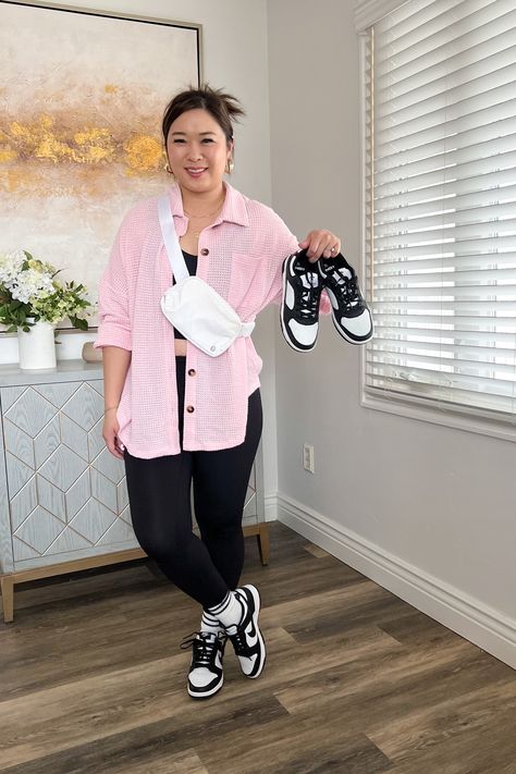 Women Dunks, Nike Dunks Outfit Woman, Dunk Low Outfit Women, Concert Outfit Black Women, Concert Outfit Black, Dunks Outfit Woman, Basketball Game Outfit Women, Casual Easter Outfit, Panda Outfit