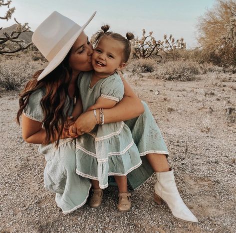 Desert Mommy And Me Photos, Auntie And Nephew Photoshoot, Mom Two Daughters Photoshoot, Aunt And Niece Photoshoot Photo Ideas, Mommy And Me Photo Shoot Poses, Mum And Toddler Photography, Auntie And Niece Photoshoot, Aunt And Niece Photoshoot, Mom And Daughters Photo Ideas