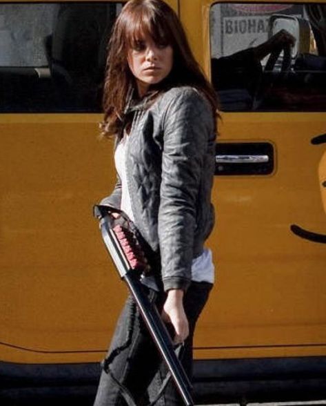 Emma Stone / Zombieland. Wichita Zombieland, Emma Stone Zombieland, Zombieland Movie, Cop Outfit, Captain America Jacket, Man Cafe, Zombie Land, Shearling Jacket Women, Cafe Racer Jacket