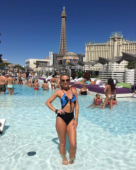 #robinlg81 #lasvegas #thecosmopolitan #pool #Vegas #robingk81 @robinlg81 Female Martial Artists, Martial Artists, Cosmopolitan, Las Vegas, Pool