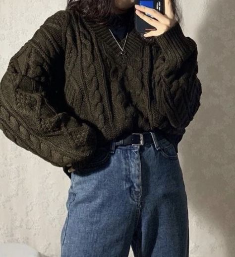 Cozy Jumper Aesthetic, Sweater Outfits Female, Sweaters With Buttons, Winter Outfit For Party, 20 Celsius Outfit, Edinburgh Style Fashion, Dark Academia Knitting, Dark Academia Jumper, Fun Sweater Outfits