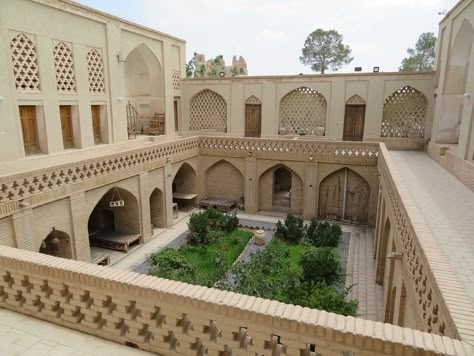 Persian House Architecture, Traditional Facade Design, Traditional Islamic Architecture, Traditional Architecture Indian, Traditional Arabic House, Moroccan House Exterior, Islamic Architecture House, Islamic House, Arabic House