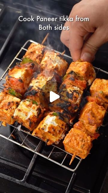 Spoons of Dilli on Instagram: "•STREET STYLE TANDOORI PANEER TIKKA RECIPE•😍 Love that Masaledaar Chatpata Street Style Paneer Tikka? Now, make that same taste at your home with some easy peasy steps! This is the BEST Paneer Tikka Recipe for sure🤤  Ingredients used are- Cooked Mustard Oil- 3 Tbsp Kashmiri red chilli powder- 3 Tsp Roasted Besan- 2 Tbsp Hung curd- 1/2 Cup Ginger garlic paste- 3 Tbsp Ajwain- 1 Tbsp Cumin powder- 1/2 Tsp Garam Masala- 1 Tsp Chaat Masala- 1 Tsp Black salt- 1/2 Tsp Green chillies and fresh coriander- 1 Tbsp each Salt to taste Veggies- Onion, capsicum and tomato Paneer cubes  Pro Tip- If you are also using wooden satay sticks for cooking the paneer tikka just like us, make sure to dip them in water for just 10-20 seconds! This will ensure that they will not get Paneer Satay Recipe, Tandoori Paneer Tikka Recipe, Dry Paneer Recipes, Panner Tikka Snap, How To Make Paneer At Home, Recipe With Paneer, Panir Tikka Masala, Paneer Recipes Snacks, Paneer Kebab