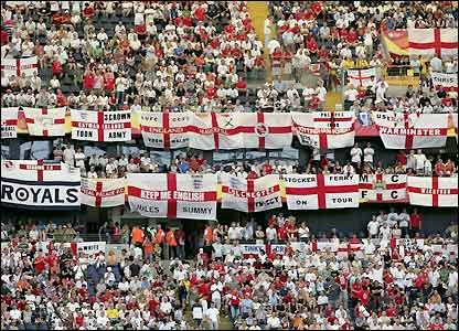 British football culture..<3 British Football, England Fans, Caught Out, British Style, World Cup, Photo Wall, England, Football, Holiday Decor