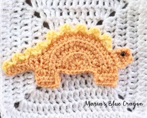 Crochet Stegosaurus Free Pattern w/ Video Tutorial - Maria's Blue Crayon Crochet Dino Applique Free Pattern, Dino Granny Square, Crochet Stegosaurus, Crocheted Appliques, Dinosaur Applique, Crochet Creatures, Crochet Dinosaur Patterns, Dinosaur Blanket, Crochet Applique Patterns Free