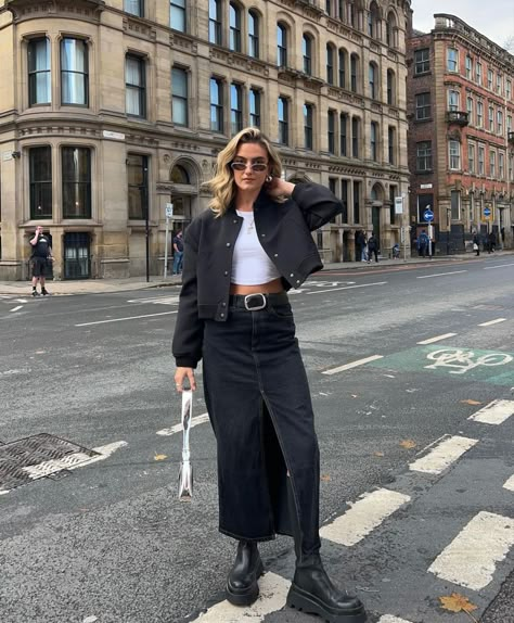 Black Long Jeans Skirt Outfit, Black Jean Maxi Skirt Outfit, Black Denim Long Skirt Outfit, Black Maxi Denim Skirt Outfit, Long Black Jean Skirt Outfit, Black Denim Skirt Outfit Winter, Black Denim Midi Skirt Outfit, Maxi Skirt With Boots, Winter Maxi Skirt Outfit