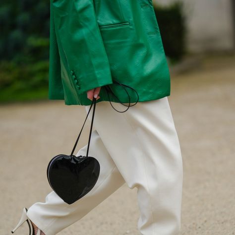 Preppy Mode, Checked Skirt, Curated Outfit, Street Style Bags, Heart Accessories, Paris Mode, Heart Fashion, Heart Bag, British Vogue