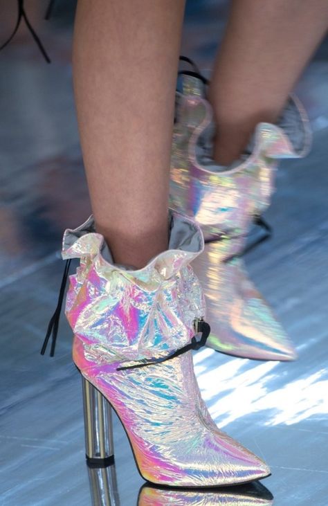 Holographic Fabric, Futuristic Shoes, Runway Shoes, Color Trends Fashion, Stylish Women Fashion, Spring Fashion Outfits, Colorful Shoes, Over 50 Womens Fashion, Milan Fashion Weeks