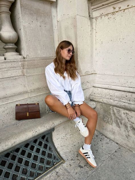 Beige Spezial Adidas Outfit, Samba Spring Outfit, French Sneakers Outfit, Adidas Spezial Summer Outfit, Styling Adidas Spezial, Adidas Gazelle Outfit Summer, Adidas Spezial Outfit Woman, Adidas Samba Outfit Women Summer, Summer Samba Outfit