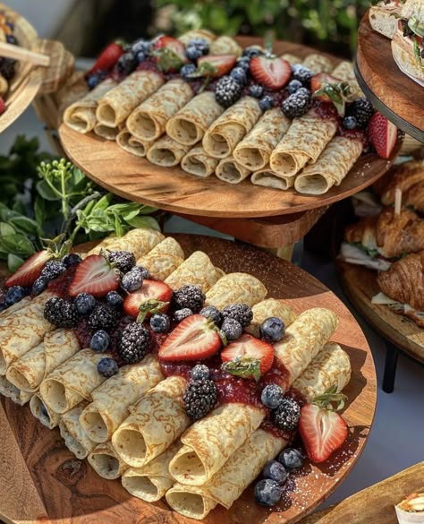 Brunch Food Party, Breakfast Brunch Party, Breakfast Platter, Brunch Spread, Homemade Foods, Food Deserts, Catering Ideas Food, Brunch Food, Chocolate Food