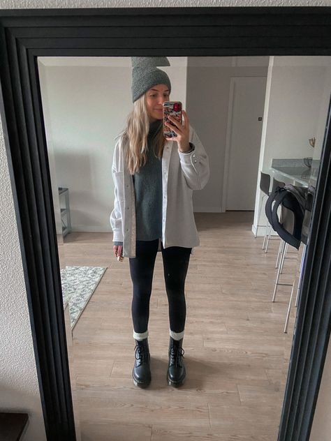 Girl standing in front of mirror wearing zara shirt jacket with a classic pair of leggings, turtleneck sweater, a beanie and platform Doc Martens Dr Marten Leggings Outfit, Outfits With Leggings And Doc Martens, Black Dock Martins Outfits, How To Style Doc Martens With Leggings, Doc Martens Outfit Leggings Casual, Leggings And Doc Martens Outfit Winter, Beanie And Doc Martens Outfit, Jean Jacket And Doc Martens, Legging Doc Martens Outfit