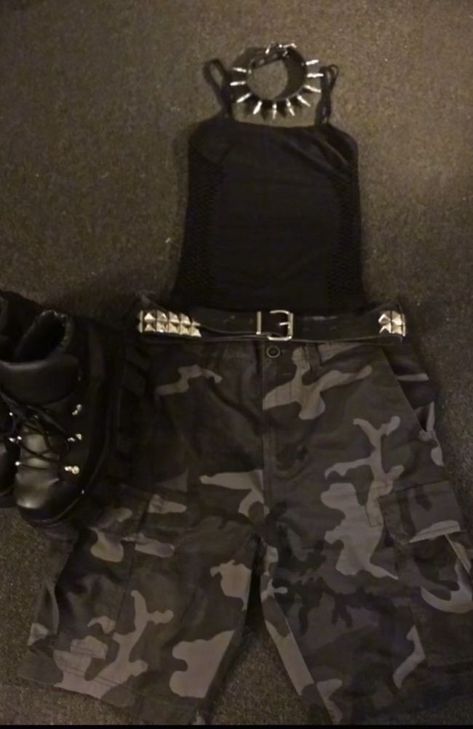 Punk Goth Outfits 2000s, Emo Outfits For Concerts, Emo Camo Outfits, Camo Goth Outfits, Camo Pants Metalhead, Mall Punk Outfits, Alternative Shorts Outfits, Summer Mall Goth Outfits, Metalhead Goth Outfit