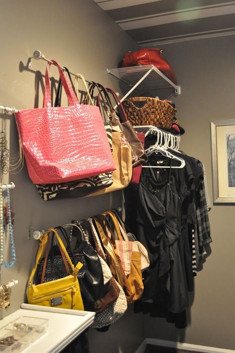 purse organization-closet organization-hang cl purses on rod in closet-shower rods into purse organizer-handbag storage-via-comoorganizarlacasa.com Organizing Purses In Closet, Nyttige Tips, Organizar Closet, House Organization, Purse Storage, Handbag Storage, Organisation Hacks, Ideas Para Organizar, Lounge Outfit