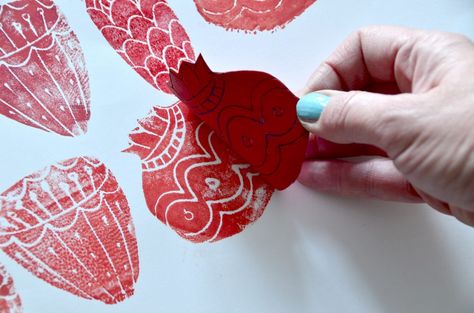 Flowers printed with Craft foam – Arte a Scuola Foam Sheet Printmaking, Foam Printing Ideas, Foam Sheet Crafts For Kids, Craft Foam Projects, Foam Printmaking, Foam Printing, Printmaking Projects, Foam Stamps, Craft Foam