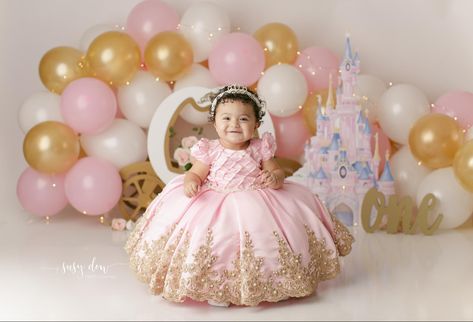 Cake smash session for girl Princess 1st Birthday Photo Shoot, Princess First Birthday Photo Shoot, Princess Smash Cake, Sleeping Beauty Birthday Party, Princess First Birthday, Princess Theme Birthday, Princess Theme Birthday Party, 1st Birthday Photos