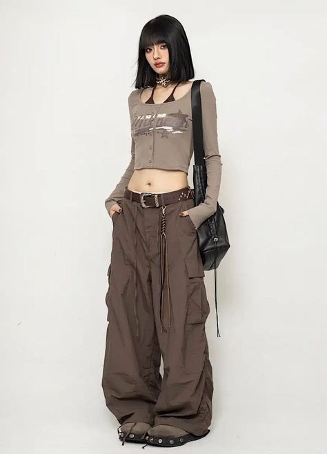 Outfits For Cargo Pants, Open Pants Outfit, Simple Colorful Outfits, Brown Cargo Outfit, Styling Brown Pants, Black Cargos Outfit, Balloon Pants Outfit, Black Brown Outfit, Asian Streetwear Fashion