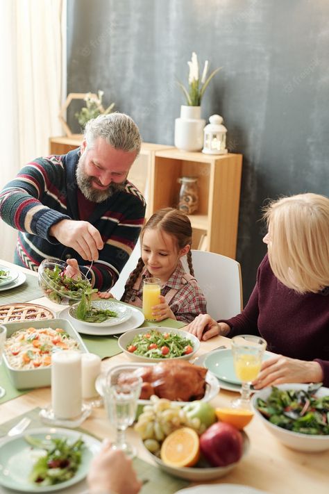 Family Eating Dinner At Table, Rich Happy Family, Family Dinner Photoshoot, Family Dinner Photography, Family Dinner Pictures, Family Dinner Photo, Family Dinner Aesthetic, Family Having Dinner, Low Fat Cake